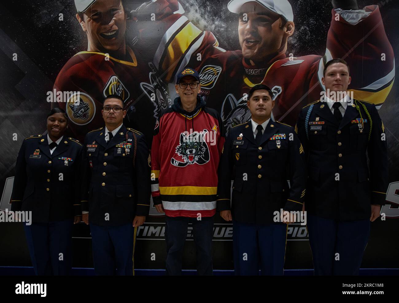 1st soldati della Divisione di Fanteria presenti alla partita dei Chicago Wolves Salute to Service a Chicago, Illinois, 12 novembre 2022. I soldati si arruolarono nell'esercito durante una cerimonia durante il gioco. Foto Stock