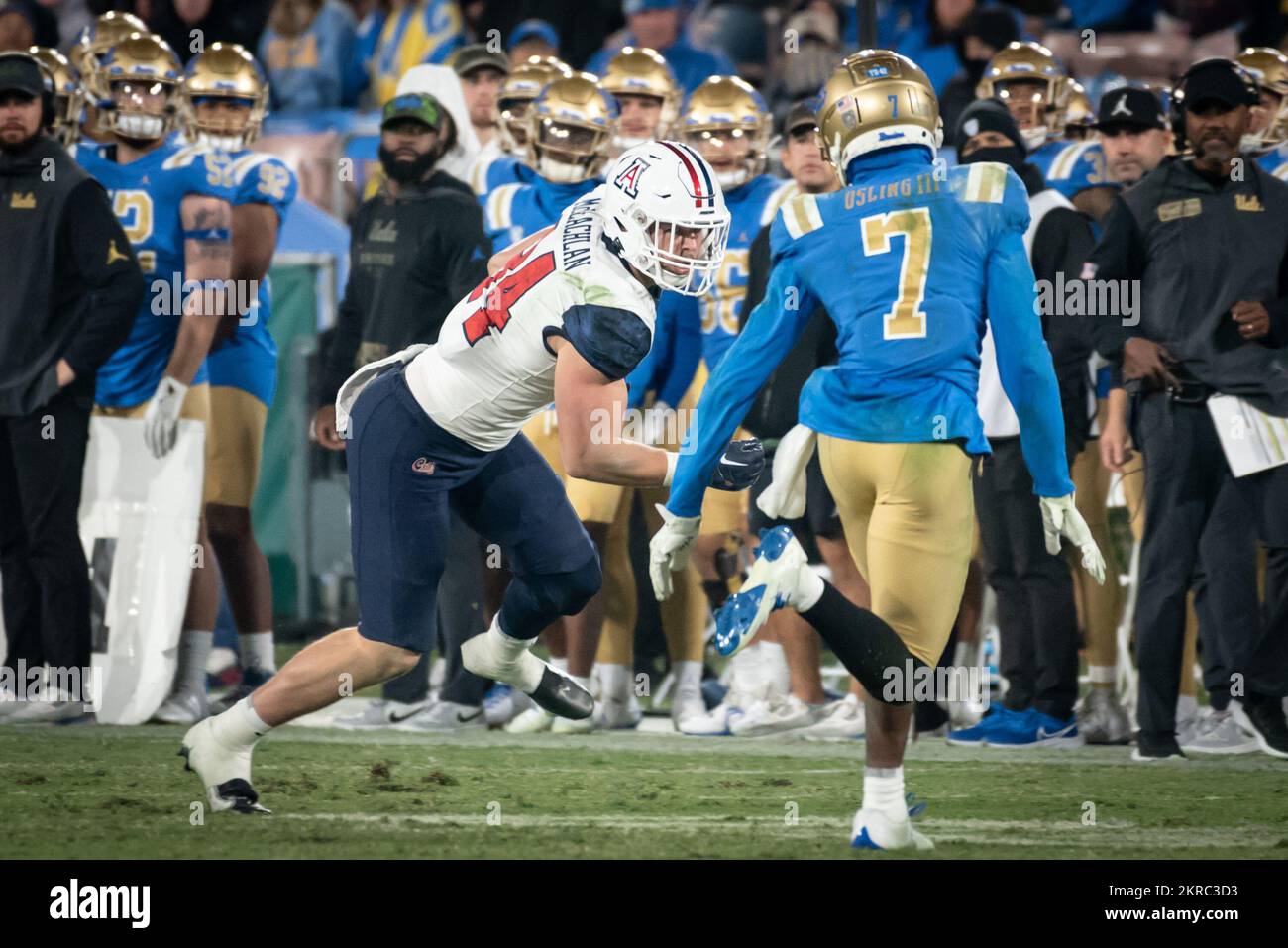 Il tight end degli Arizona Wildcats Tanner McLachlan (84) esegue la palla durante una partita di football NCAA contro gli UCLA Bruins. I Wildcats sconfissero i Bruins 34-28 sabato 12 novembre 2022 a Pasadena, California (ed Ruvalcaba/Image of Sport) Foto Stock