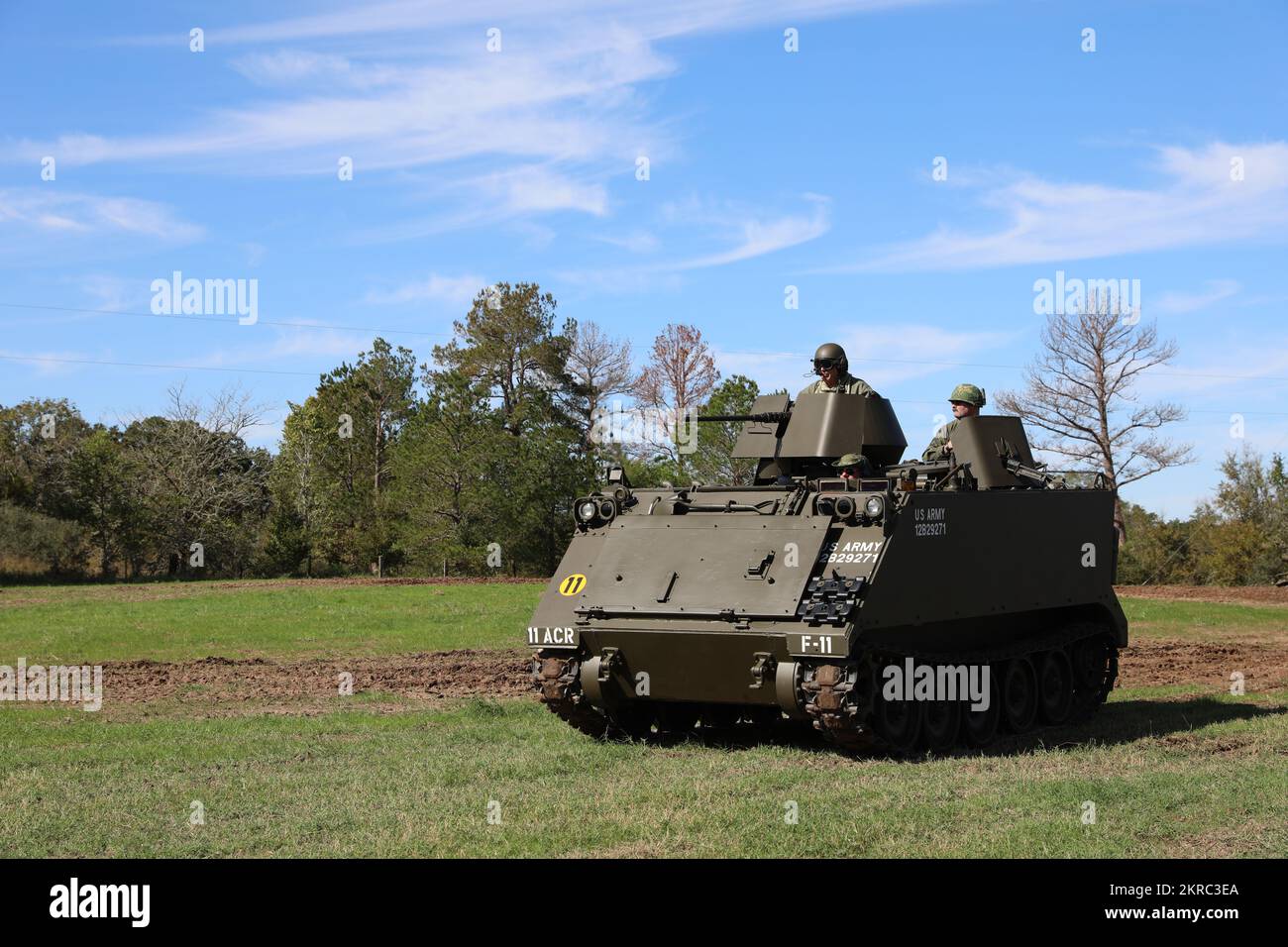 I reenactor del Museum of American G.I. dimostrano le capacità mobili di alcuni veicoli militari da combattimento dell'era del Vietnam e le armi durante il fine settimana History in Motion 12 e 13 novembre 2022 a College Station, Texas. Il Museum of the American G.I. è un museo di storia vivente dedicato alla conservazione di tutte le attrezzature, uniformi e ricordi di uomini e donne americani. STATI UNITI Foto dell'esercito di Sgt. Rigo Cisneros Foto Stock