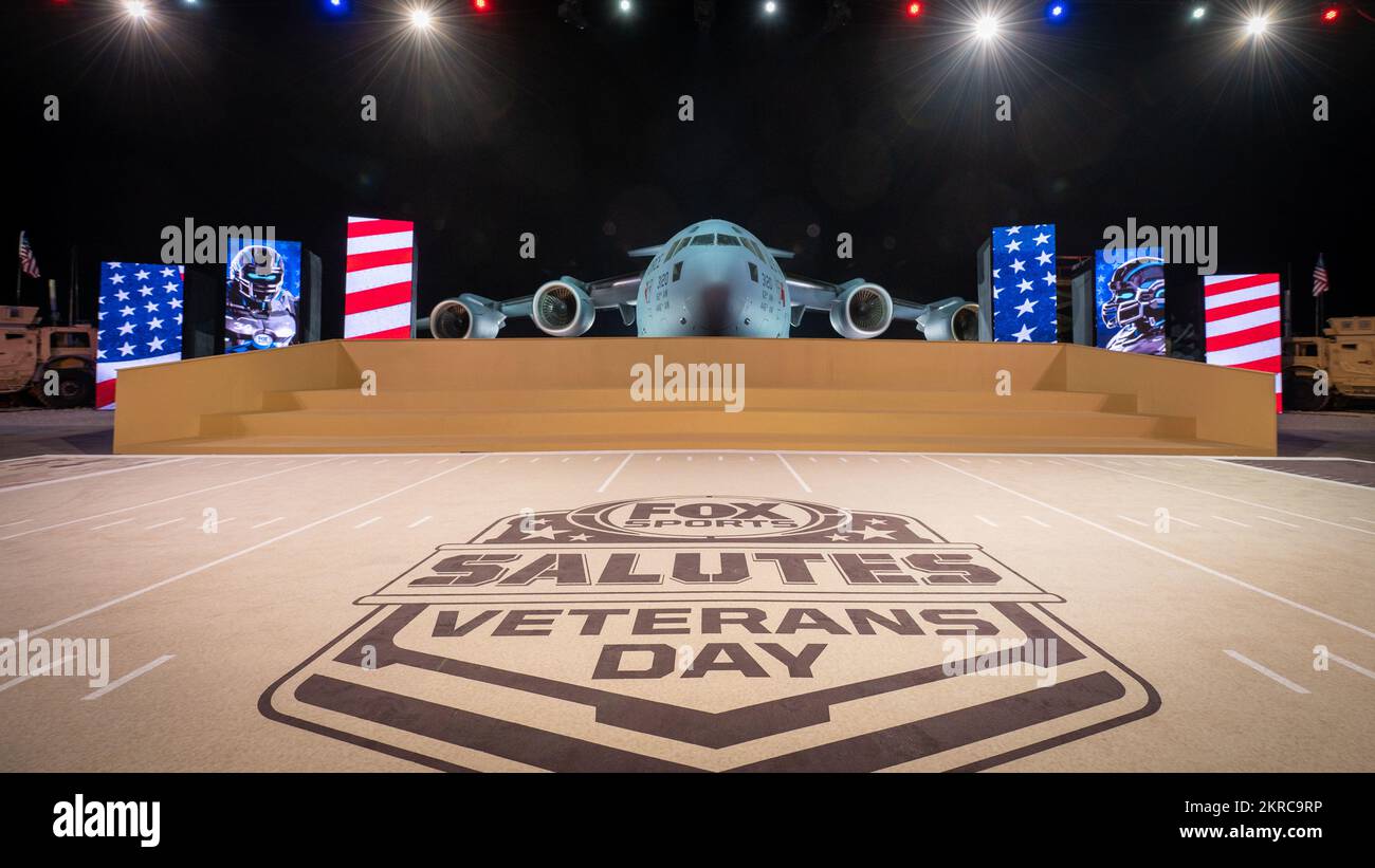 NEGLI STATI UNITI Air Force C-17 Globemaster III si trova sul set della trasmissione di FOX NFL Sunday’s Salute to Veterans, 12 novembre 2022, presso la base aerea di al Udeid, Qatar. Il C-17 era allineato con il centro dell'apparecchio ed era il più grande componente di airpower sul display. Foto Stock