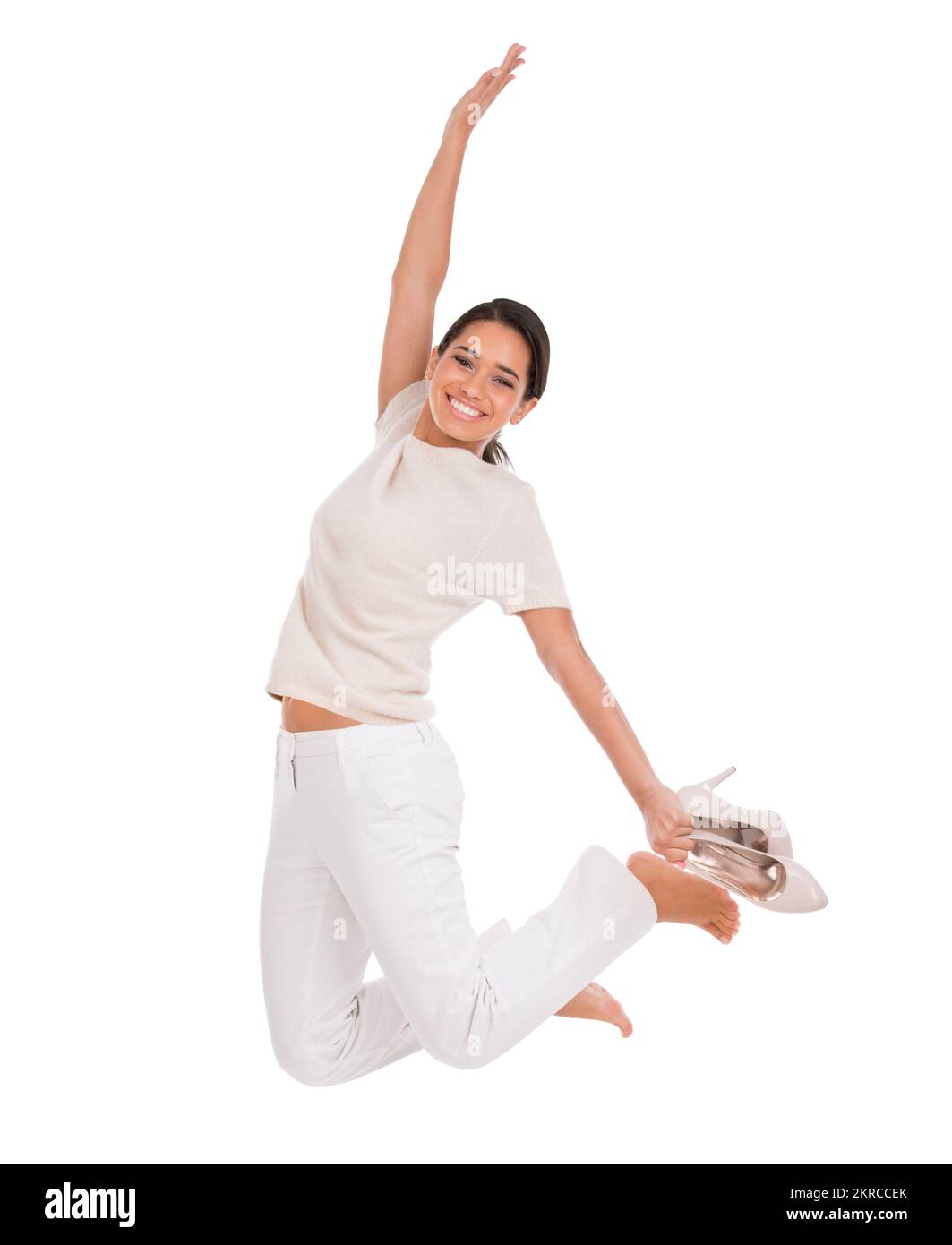 Ama comprare scarpe belle. Studio shot di una donna che tiene i tacchi alti e che salta in aria. Foto Stock