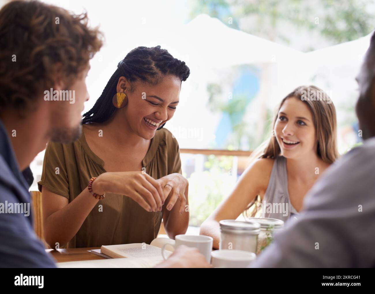 Ritrovo con vecchi amici, un gruppo di amici che parla in un bar. Foto Stock