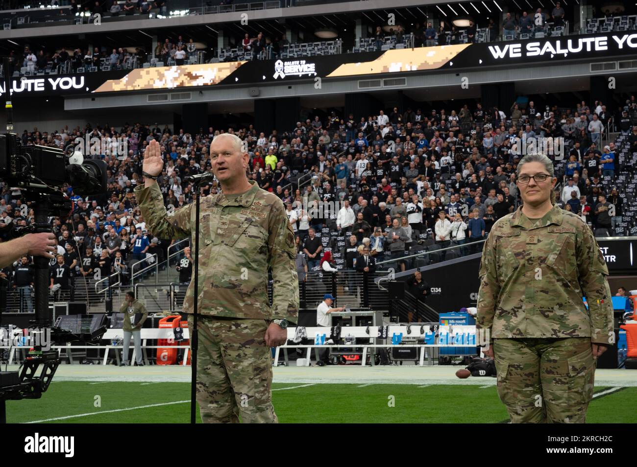 Joshua DeMotts, comandante della 99th Air base Wing, insieme al capo maestro Sgt. Jodi Snyder, capo del comando della 99th Air base Wing, riarruola gli Airmen di Nellis e della Creech Air Force Bases durante un evento Salute al servizio all'Allegiant Stadium di Las Vegas, Nevada, 13 novembre 2022. I comandanti assicurano che le cerimonie siano condotte in modo dignitoso e professionale, appropriato per un atto ufficiale in un luogo che fornisce riverenza al giuramento che viene preso. Foto Stock