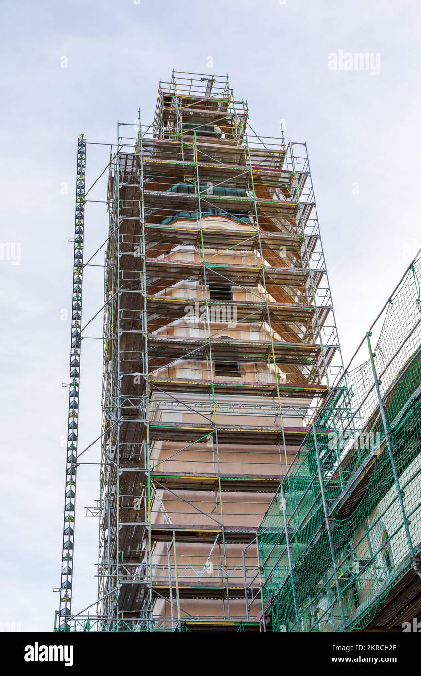 Impalcatura intorno ad una torre della chiesa per la ristrutturazione in Baviera Foto Stock