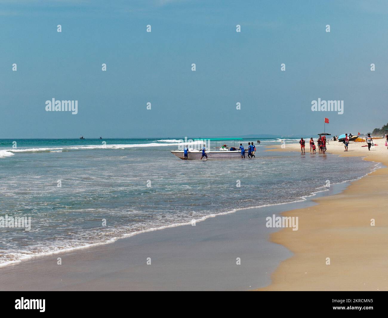 Spiaggia sabbiosa e turistico che amano l'avventura in una splendida giornata di sole a Mobor Beach a Goa India 10 17 2022 Foto Stock