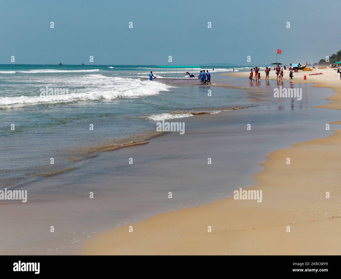 Spiaggia sabbiosa e turistico che amano l'avventura in una splendida giornata di sole a Mobor Beach a Goa India 10 17 2022 Foto Stock