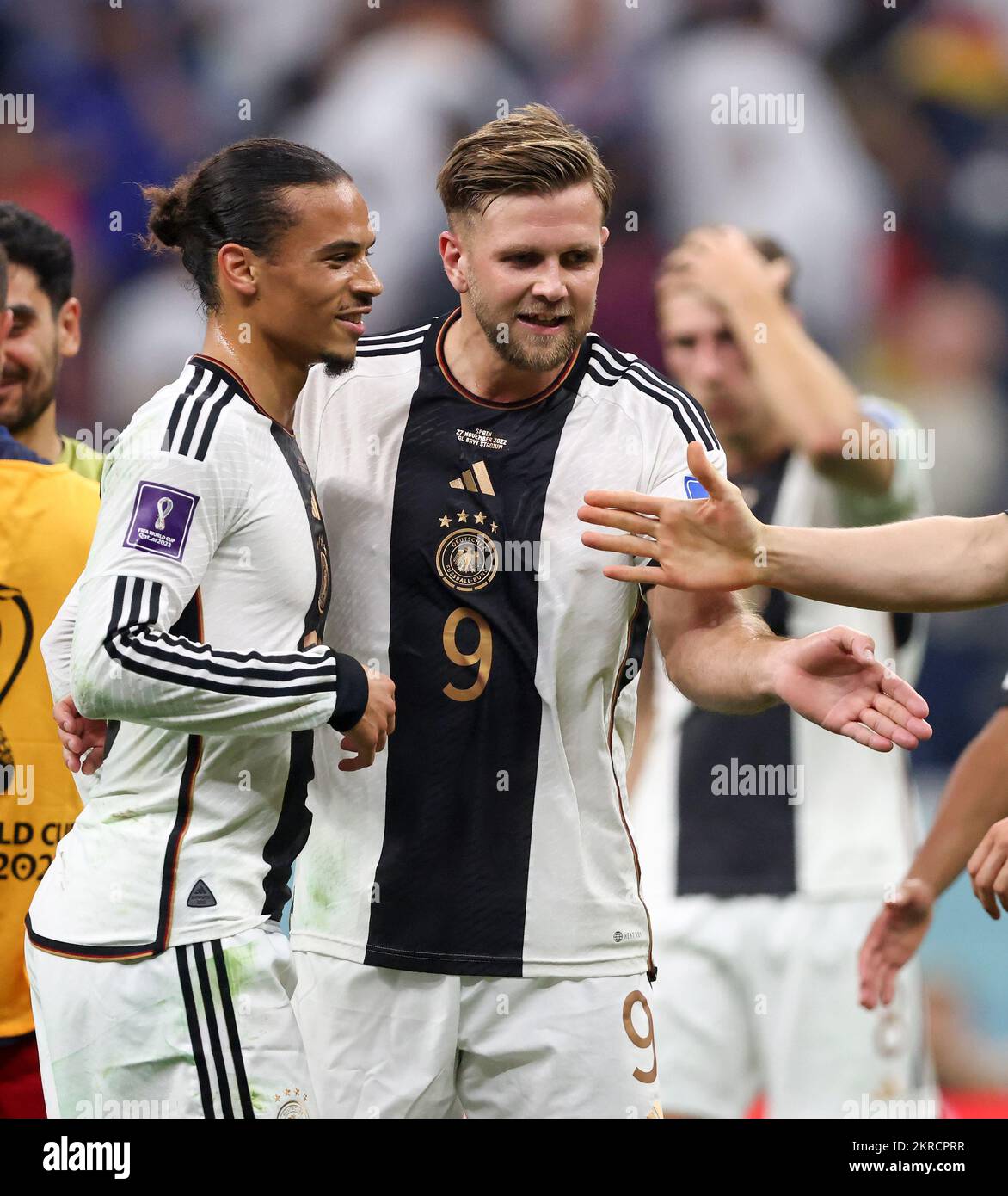 AL KHOR, QATAR - 27 NOVEMBRE: Coppa del mondo FIFA Qatar 2022 incontro di Gruppo e tra Spagna e Germania allo Stadio al Bayt il 27 novembre 2022 ad al Khor, Qatar. Spanien - Deutschland Niclas Fuellkrug of Germany Leroy sane of Germany nach dem Spiel © diebilderwelt / Alamy Stock Foto Stock