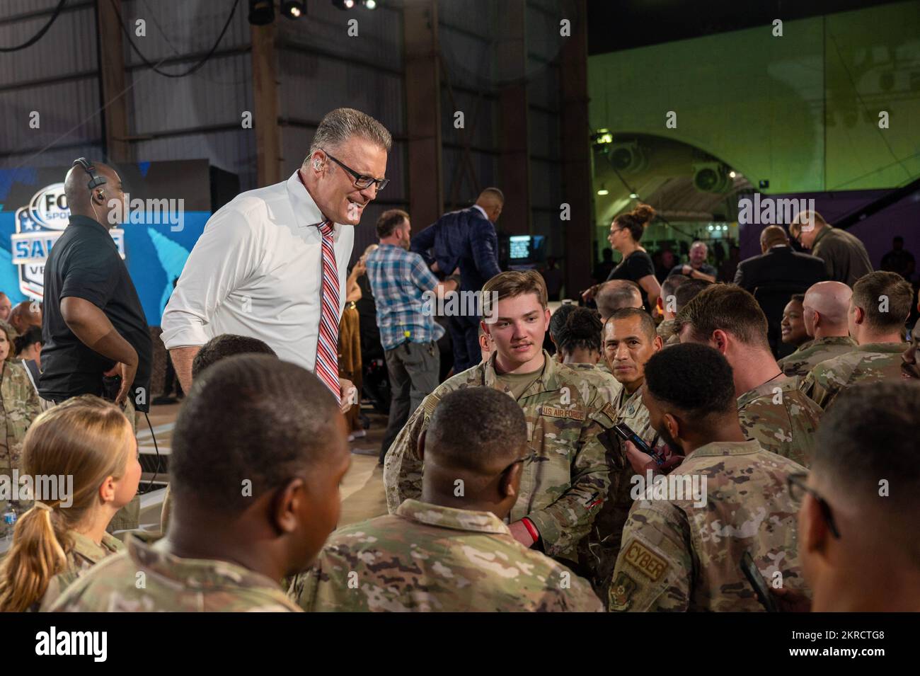 Howie Long, Fox NFL Sunday, parla ai membri del servizio nell'insieme del saluto ai veterani della Fox NFL Sunday, 13 novembre 2022 presso la base aerea di al Udeid, Qatar. La mostra di quest’anno ha evidenziato il 75th° anniversario dell’aviazione militare statunitense, dei veterani e delle unità di stanza all’AUAB. Foto Stock