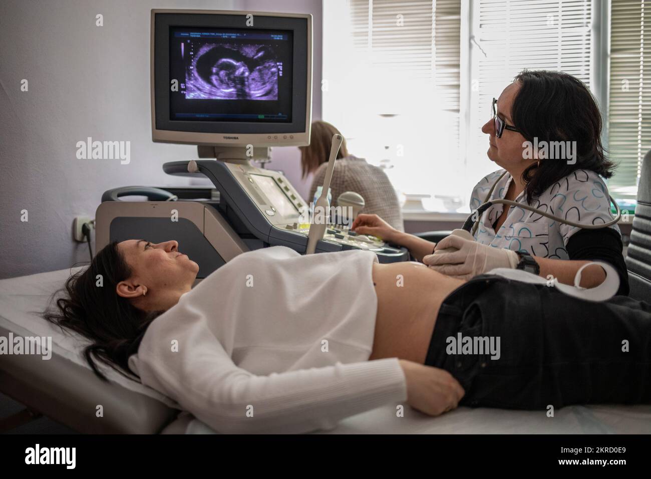 Victoria, 38, che è incinta di 16 settimane, fa una scansione del bambino presso l'ospedale maternità No.5 il 4 aprile 2022, nella città portuale meridionale di Odesa, Ucraina. Foto Stock
