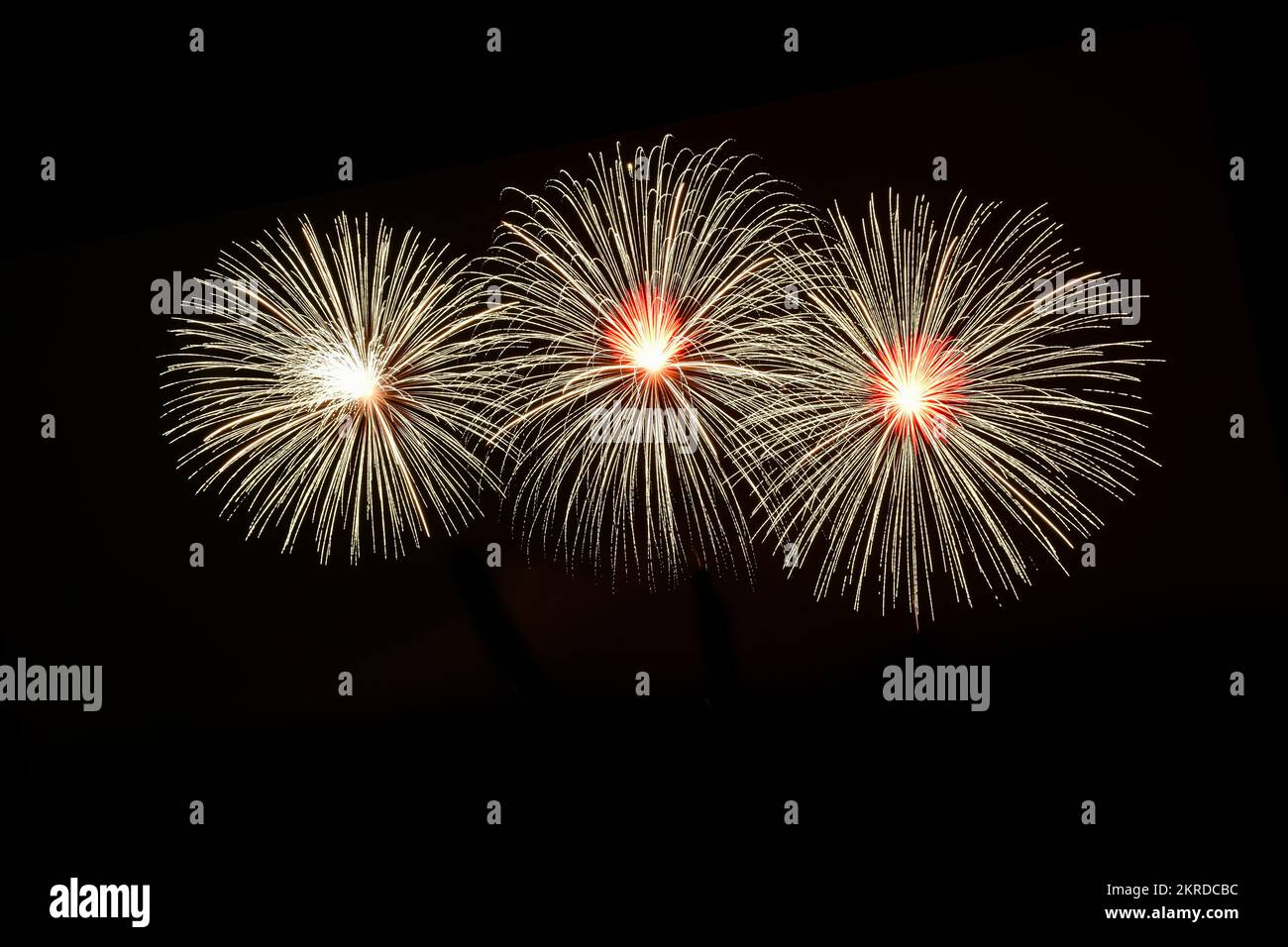 Fuochi d'artificio colorati isolati su sfondo nero cielo. Fuochi d'artificio isolati pronti per l'uso per la decorazione in qualsiasi fotografia, poster, sfondo per celebrare il Th Foto Stock