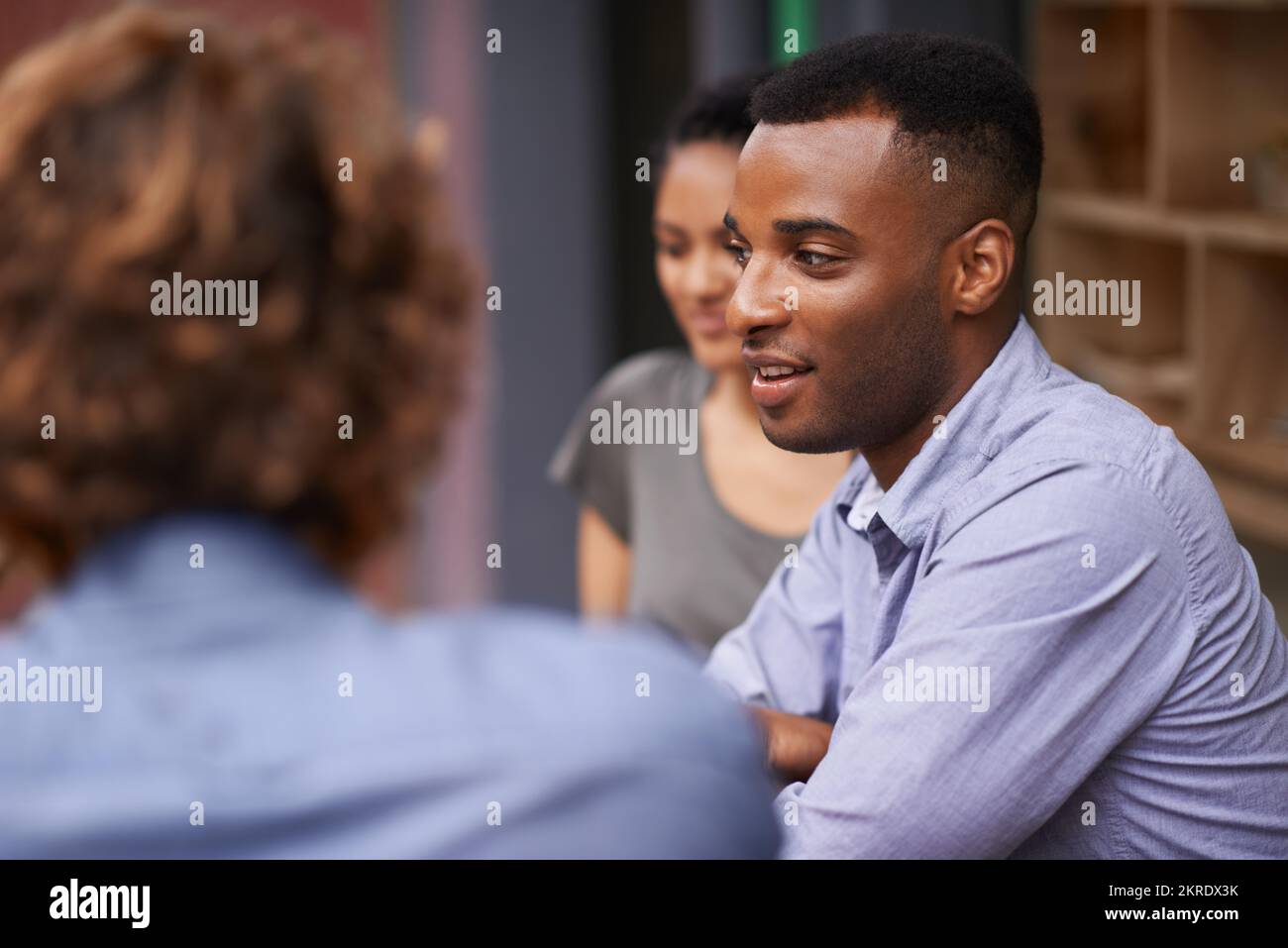 Recupero mentre ci si appende. Amici che hanno una conversazione mentre si siedono in un ristorante. Foto Stock