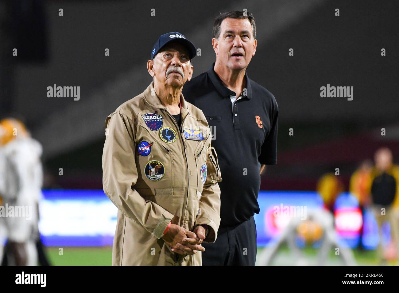 L'educatore Bob Barboza è onorato durante una partita di calcio NCAA, sabato 1 ottobre 2022, a Los Angeles. La USC Trojans sconfisse l'Arizona state 42-25. ( Foto Stock L'educatore Bob Barboza è onorato durante una partita di calcio NCAA, sabato 1 ottobre 2022, a Los Angeles. La USC Trojans sconfisse l'Arizona state 42-25. ( Foto Stock
