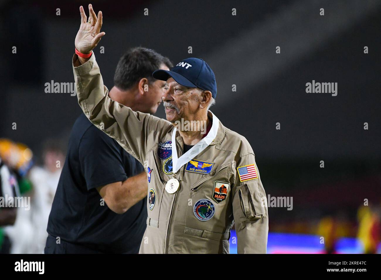 L'educatore Bob Barboza è onorato durante una partita di calcio NCAA, sabato 1 ottobre 2022, a Los Angeles. La USC Trojans sconfisse l'Arizona state 42-25. ( Foto Stock L'educatore Bob Barboza è onorato durante una partita di calcio NCAA, sabato 1 ottobre 2022, a Los Angeles. La USC Trojans sconfisse l'Arizona state 42-25. ( Foto Stock