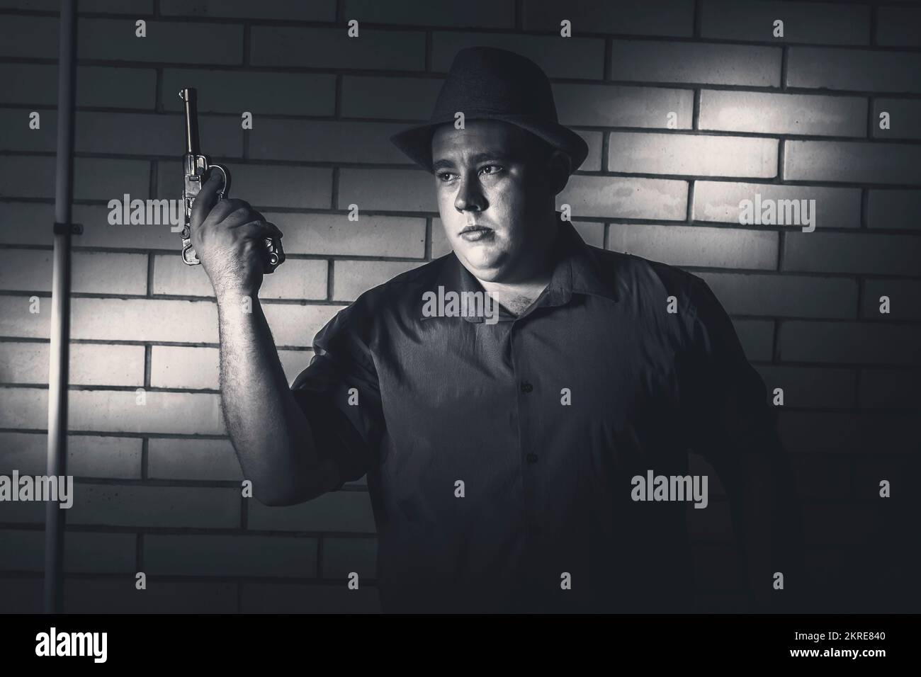 Immagine ciano scuro di un uomo gangster arrendendo durante armato holdup quando catturato rosshanded nei fari dell'oscurità Foto Stock