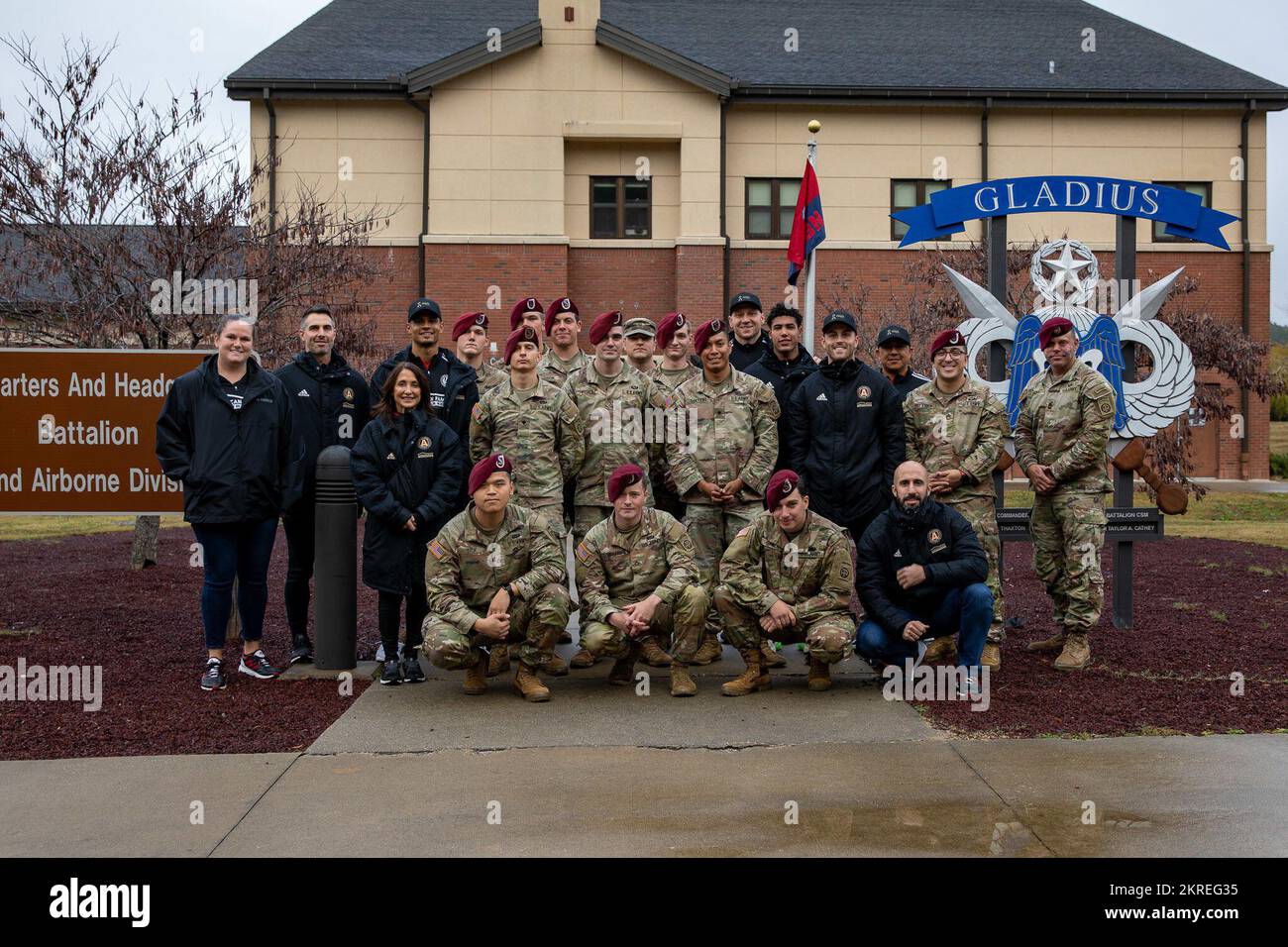 STATI UNITI Durante la loro visita a Fort Bragg, North Carolina, 15 novembre 2022, i Paracadutisti dell'esercito assegnati ai 82nd giocatori ospitati dalla Atlanta United FC. I calciatori hanno parlato con Paratroopers e hanno visitato diverse aziende della 82nd Airborne Division. Foto Stock