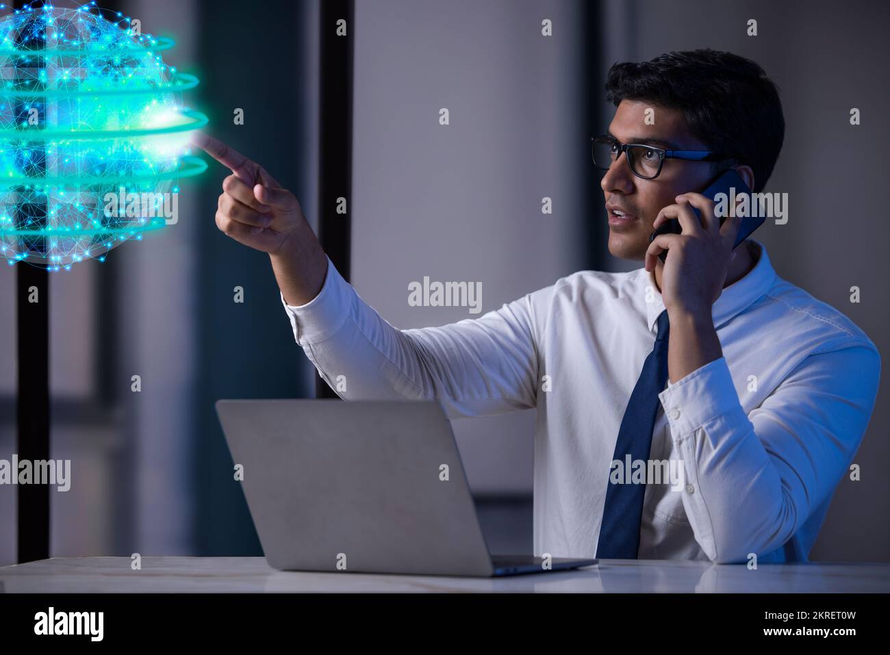 Uomo d'affari che tocca un globo digitale Foto Stock