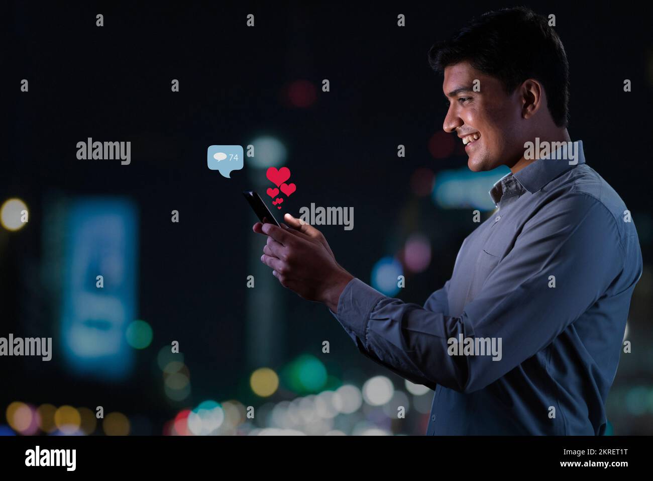 Uomo d'affari che utilizza un'interfaccia moderna sul telefono con display digitale virtuale Foto Stock