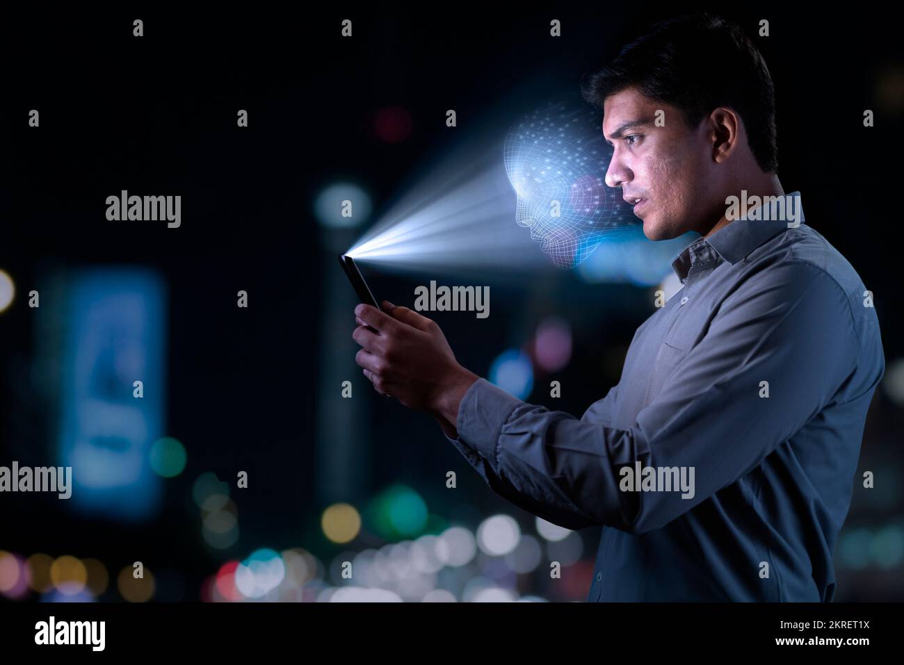 Giovane uomo che utilizza la tecnologia di riconoscimento facciale con il telefono cellulare Foto Stock