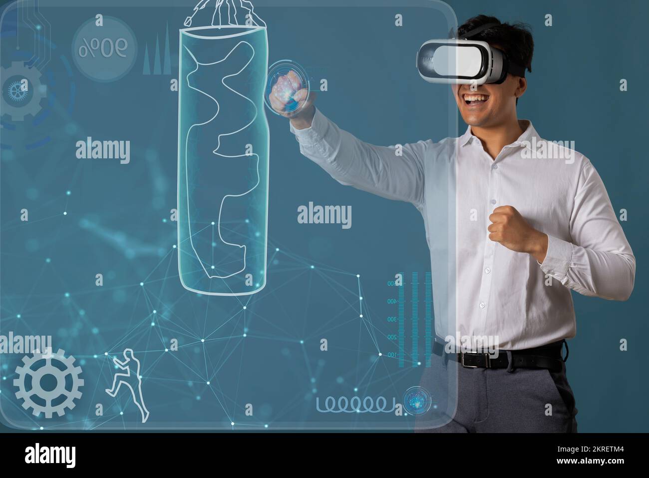 Uomo che indossa il visore VR e che indossa lo schermo digitale Foto Stock