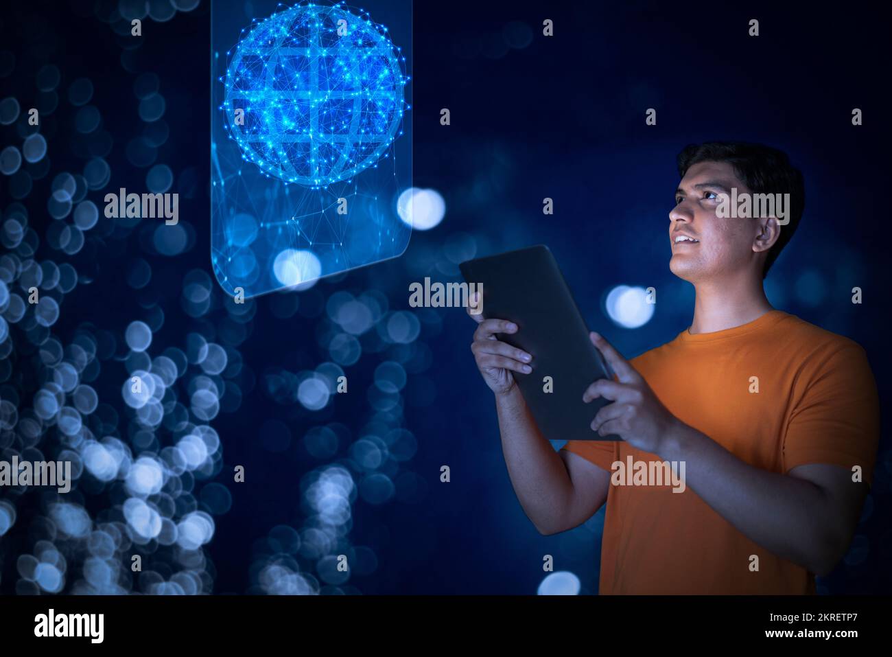 Il giovane uomo usa il tablet digitale sullo schermo visivo virtuale di notte Foto Stock