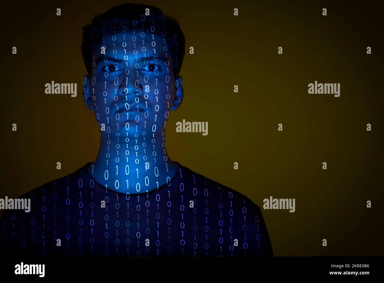 Primo piano di un uomo con codice binario riflesso sul suo volto Foto Stock