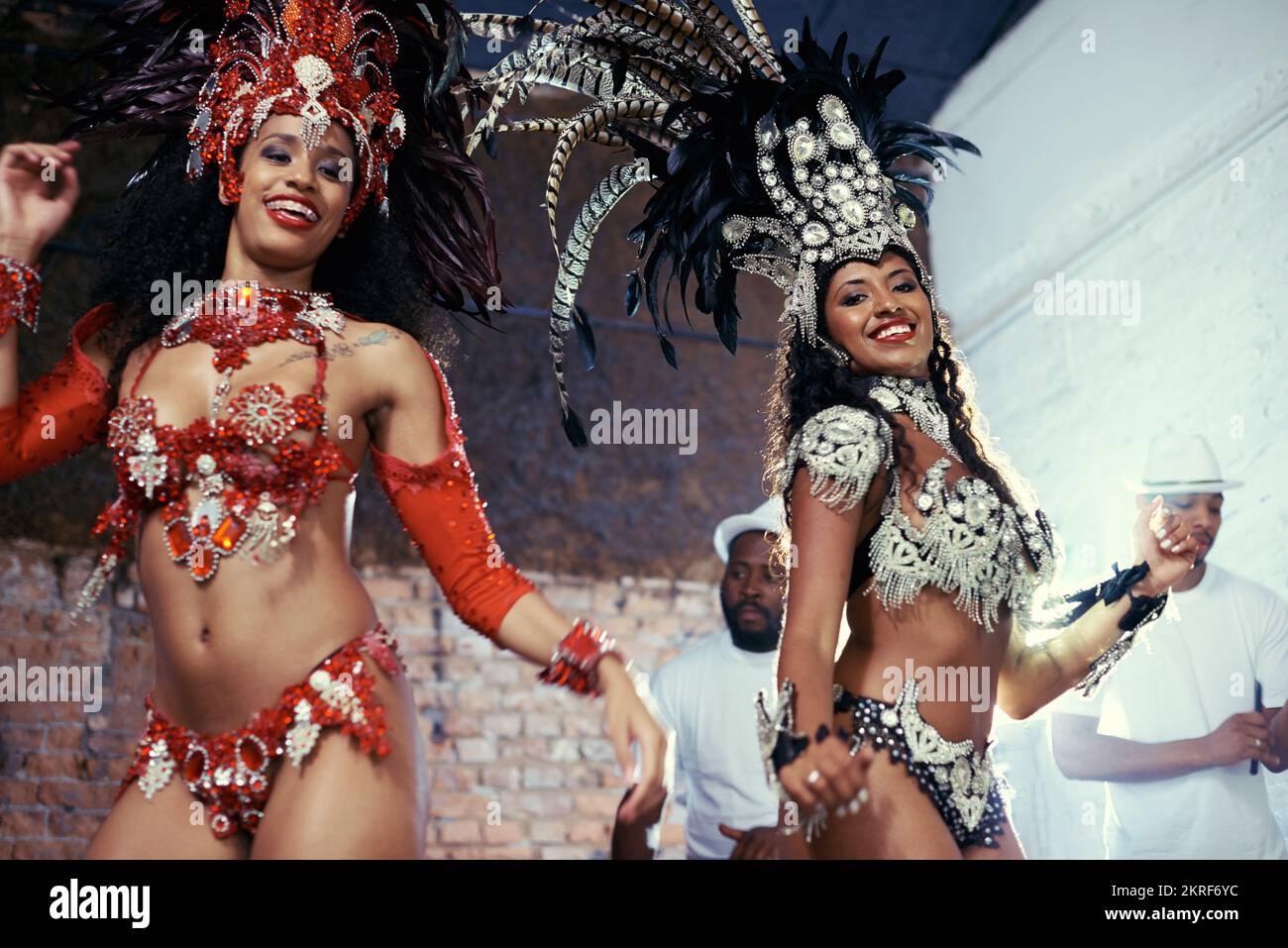 Le performance dal vivo sono la sua passione. Ritratto di due bellissimi ballerini samba e della loro band. Foto Stock