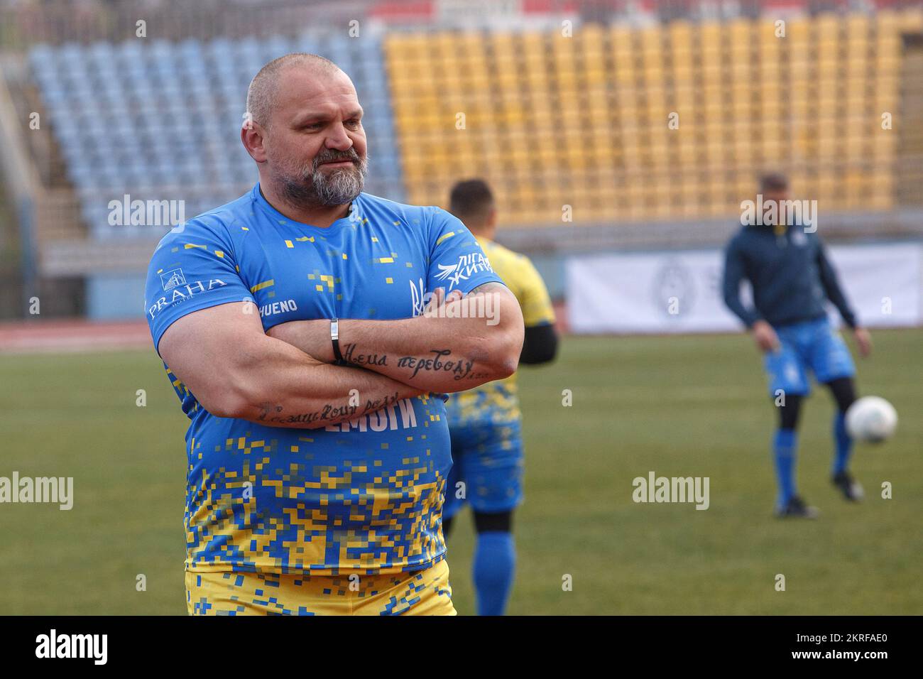 UZHHOROD, UCRAINA - 27 NOVEMBRE 2022 - 2004:00 l'uomo più forte del mondo, l'ucraino MP Vasyl Virastiuk partecipa a una partita di calcio di beneficenza tra la squadra Foto Stock