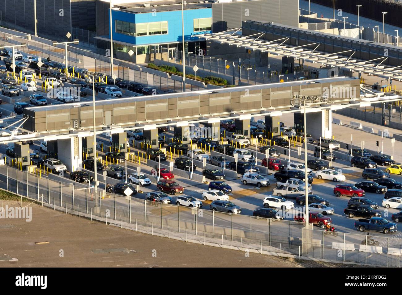 Panoramica generale del San Ysidro Border Crossing il lunedì, 24 ottobre 2022, a San Ysidro, California. (Dylan Stewart/immagine dello sport) Foto Stock
