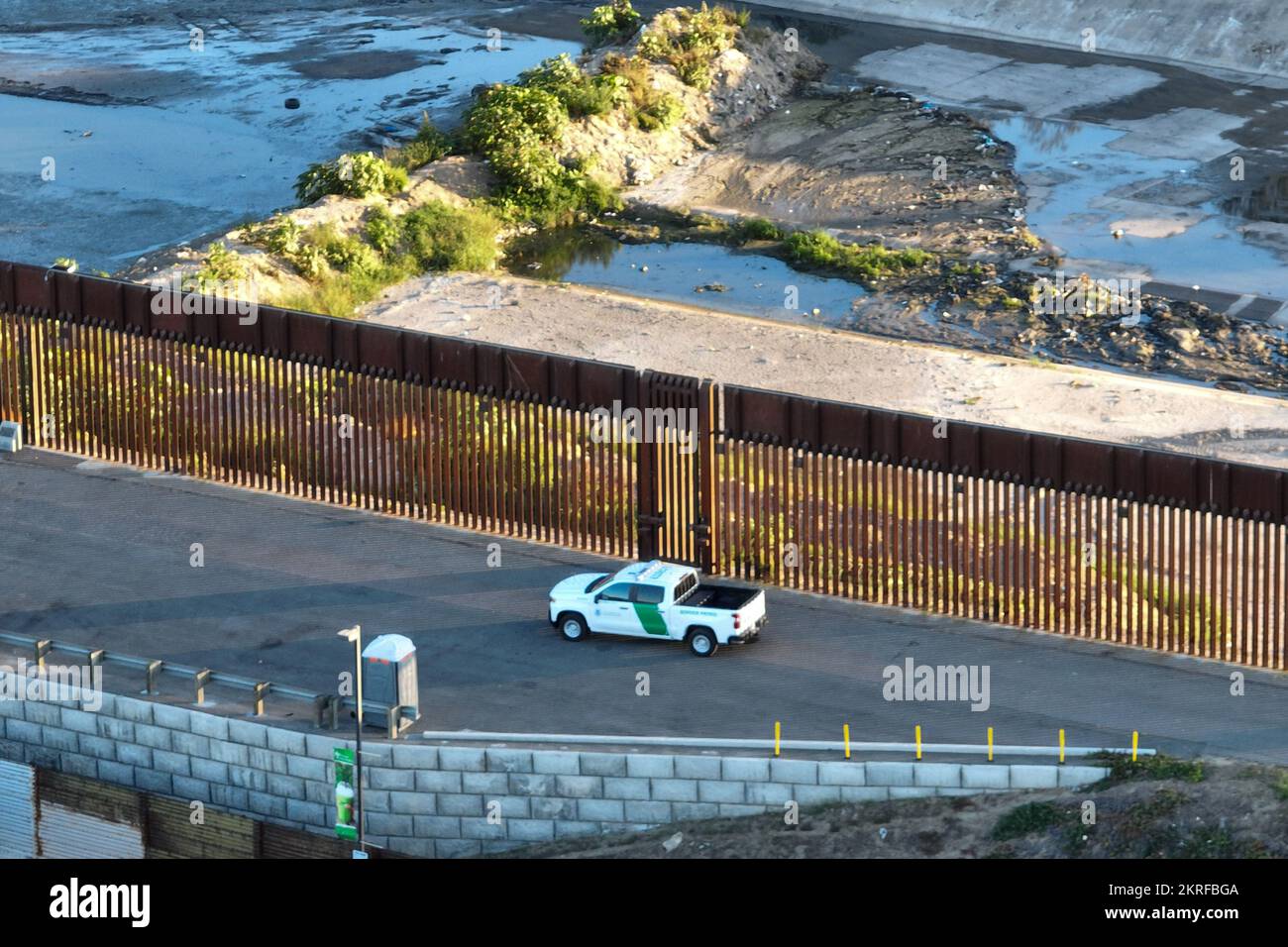 Panoramica generale di un agente di pattuglia di frontiera al valico di frontiera di San Ysidro lunedì 24 ottobre 2022, a San Ysidro, California. (Dylan Stewart/immagine o Foto Stock