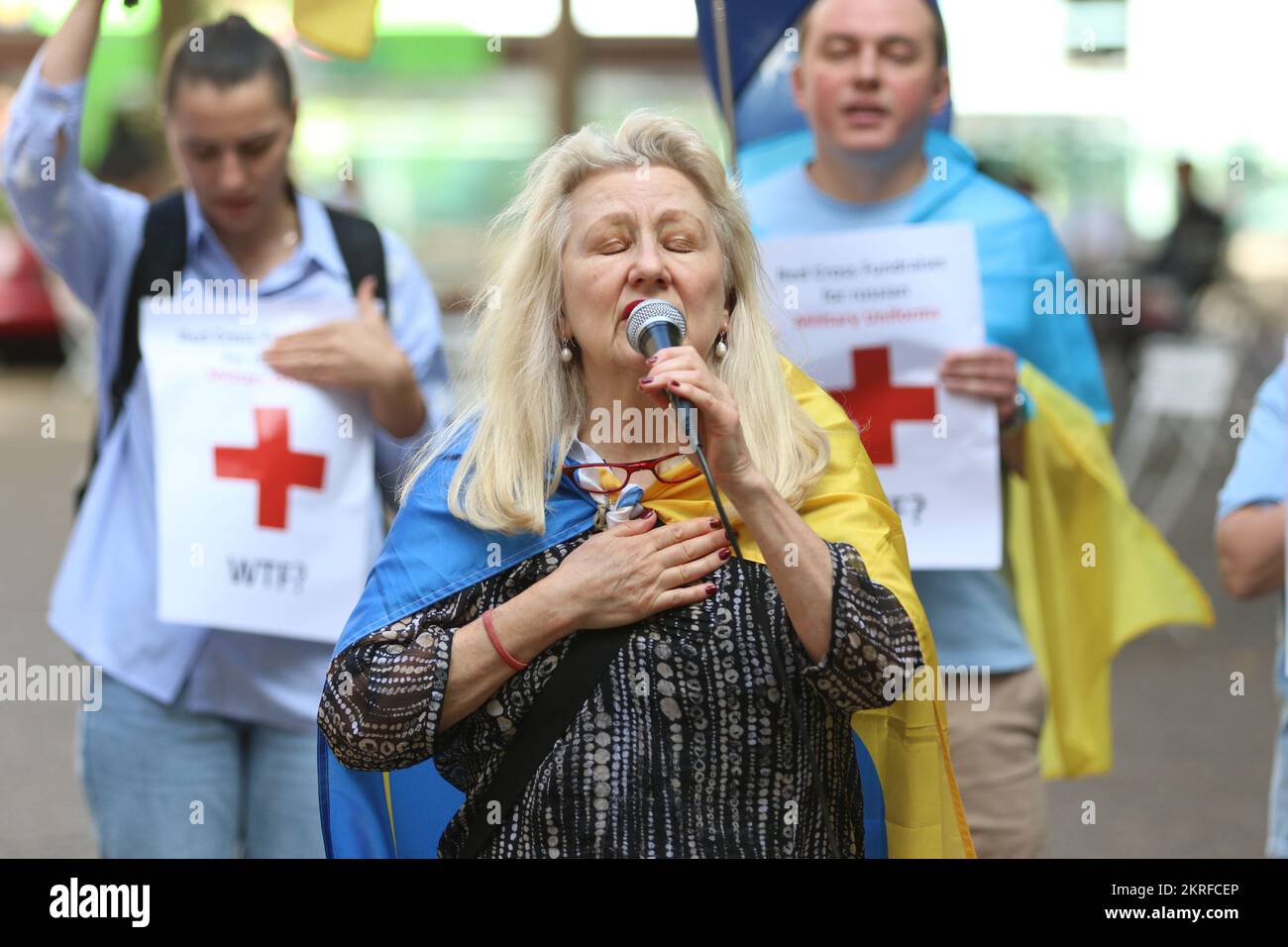 Sydney, Australia. 29th novembre 2022. Una protesta è stata tenuta fuori dall'ufficio della Croce Rossa al 464 di Kent Street mentre accusano la Croce Rossa russa di rubare proprietà della Croce Rossa Ucraina in Crimea sotto la tranquilla approvazione di altri uffici e del CICR, nonché di raccogliere fondi per l'esercito russo e altri Sforzi che potrebbero aiutare la Russia nella guerra contro l’Ucraina. Nella foto: L'inno nazionale ucraino è cantato alla fine del raduno. Credit: Richard Milnes/Alamy Live News Foto Stock