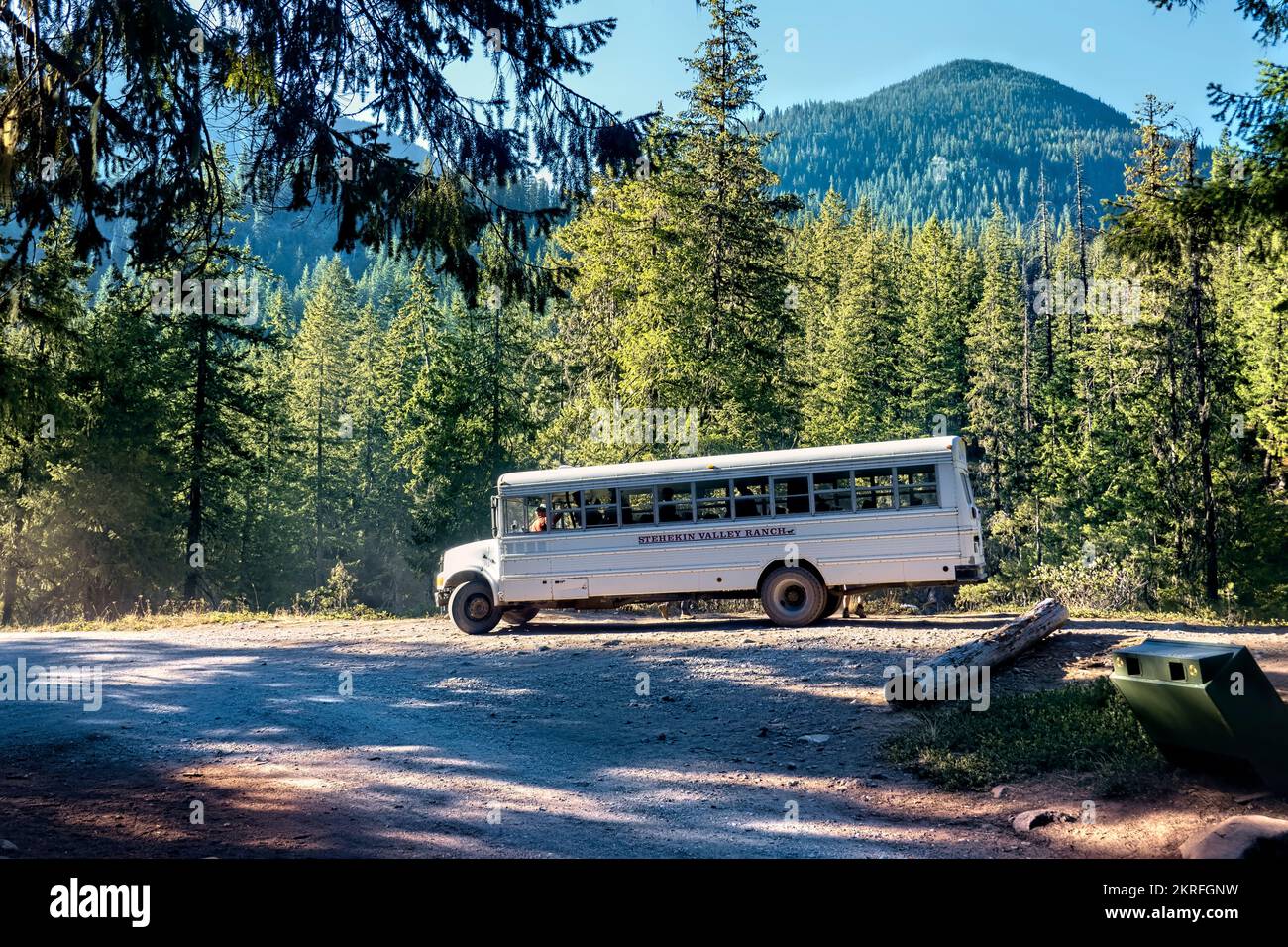 Gli Schoolbus vengono utilizzati per il trasporto nel North Cascades National Park, Stehekin, Washington, USA Foto Stock