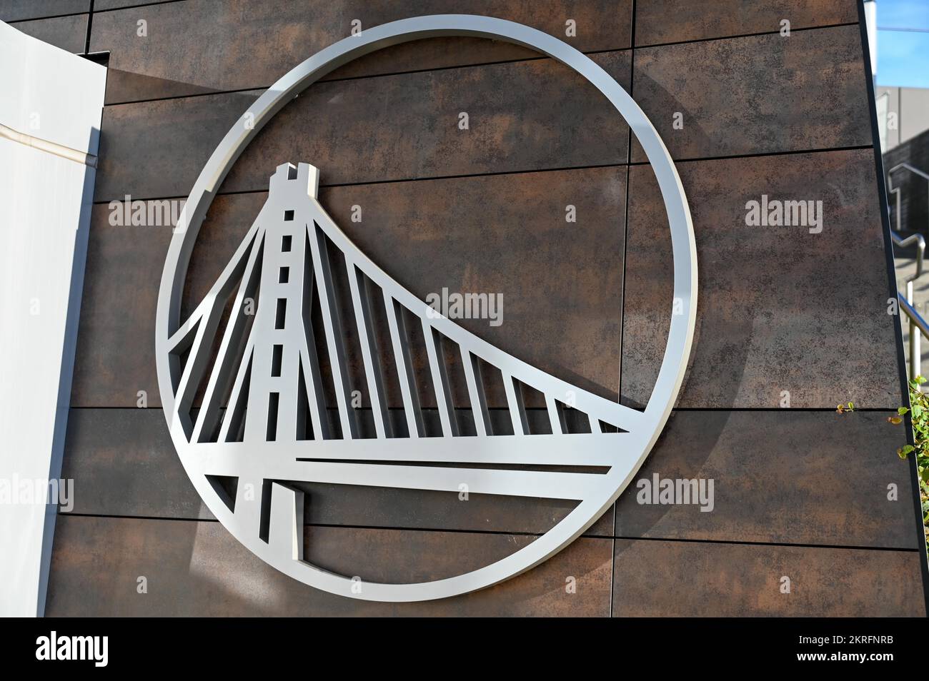 Panoramica generale dei loghi dei Golden state Warriors al di fuori del Chase Center mercoledì 26 ottobre 2022 a San Francisco. (Dylan Stewart/immagine di Sp Foto Stock