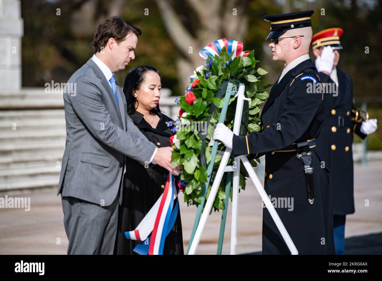 Camille Touton (centro), commissario, Stati Uniti Ufficio di Reclamazione; e Michael Brian (a sinistra), vice commissario, Stati Uniti Bureau of Reclamation; partecipa a una cerimonia pubblica di deposizione della corona alla Tomba del Milite Ignoto al Cimitero Nazionale di Arlington, Arlington, Virginia, 16 novembre 2022. Foto Stock