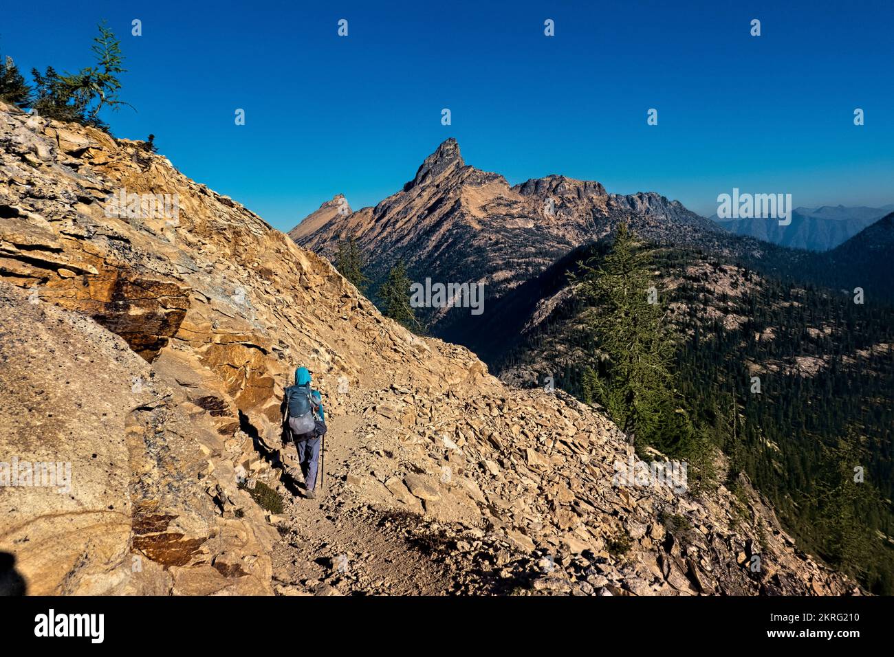 Dirigiti verso Tower Peak e il Corno d'Oro, Pacific Crest Trail, North Cascades, Washington, USA Foto Stock