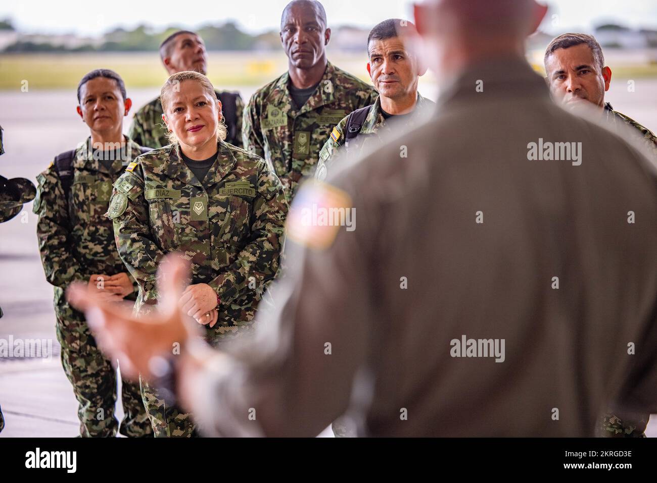 Consulente senior arruolato al Presidente del Capo congiunto di Stato maggiore delle forze militari colombiane, il comando Sgt. Major Consuelo Díaz Álvarez, ascolta un briefing durante l'iterazione del 17th di Programa Integral para Suboficiales de alta Jerarquía (PISAJ) negli Stati Uniti Stazione aerea della Guardia Costiera a Miami, Fla., 16 novembre 2022. Il PISAJ è un impegno militare-militare condotto semestrale con l'esercito colombiano e altri partecipanti invitati come parte di un'azione concordata biennale tra gli Stati Uniti e la Colombia, incentrata sullo sviluppo professionale delle organizzazioni non di mercato e progettata per aumentare la capacità Foto Stock