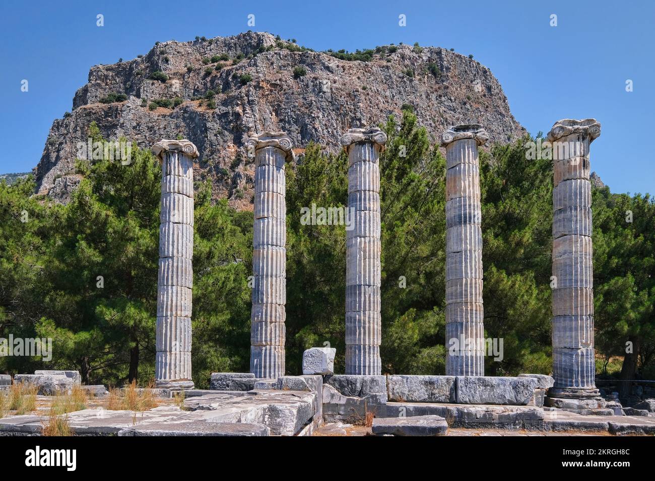 Aydın, Turchia - 10 ottobre 2021: Colonne ioniche del Tempio di Atena Polias nell'antica città di Priene Foto Stock