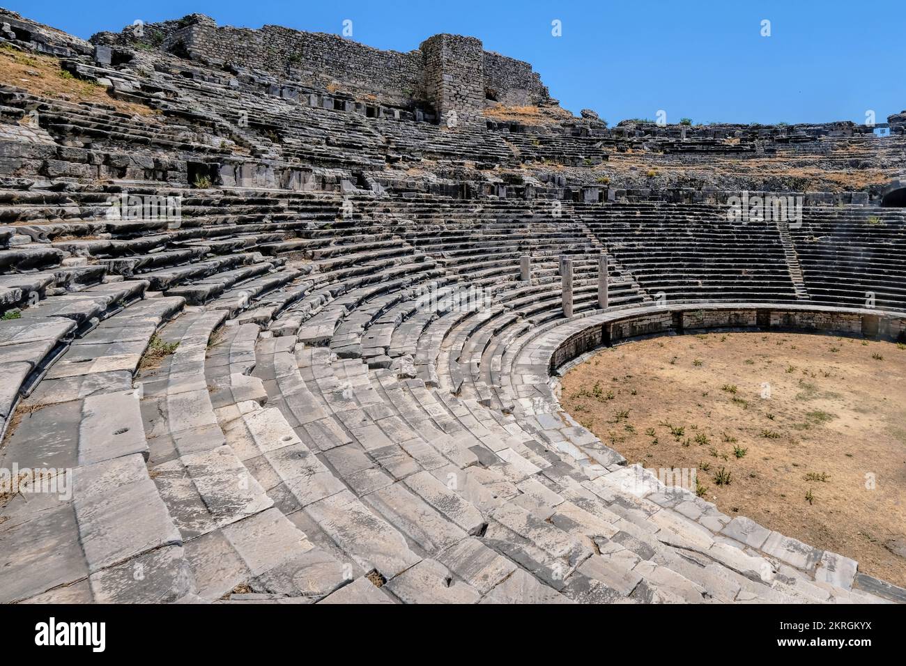 Milet, Aydın, Turchia, 2021 settembre: Rovine dell'antico teatro greco a Mileto, sulla costa occidentale dell'Anatolia, nell'antica Caria Foto Stock