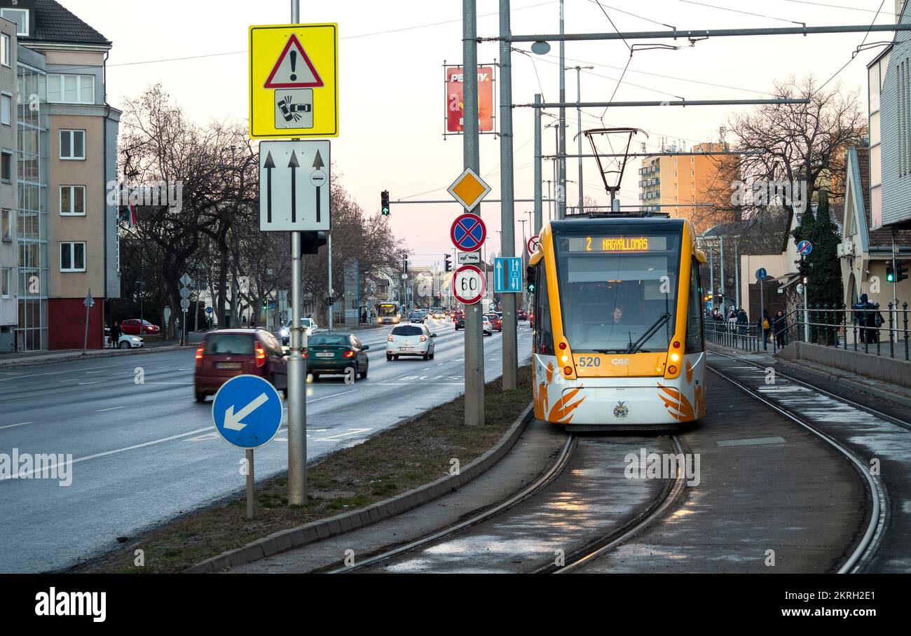 DEBRECEN - GENNAIO 18: Tram moderno numero 2 in una strada di Debrecen il 18 Gennaio. 2022 in Ungheria Foto Stock