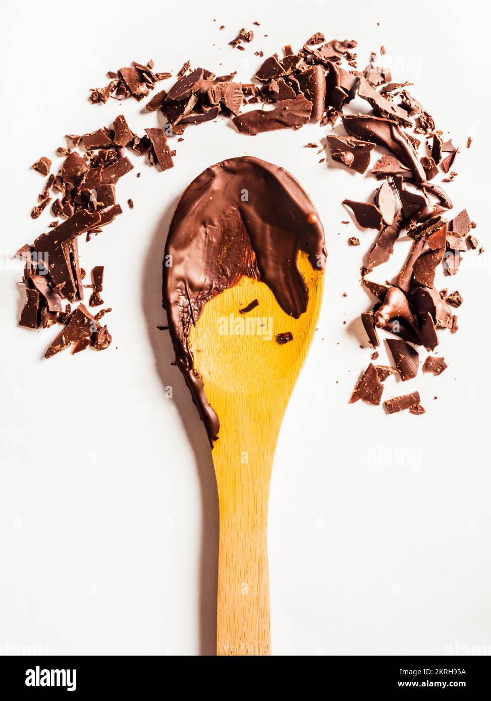 Un cerchio indietro da pezzi di choc flaky ai cucchiai di dessert di cioccolato fuso. La fusione Foto Stock