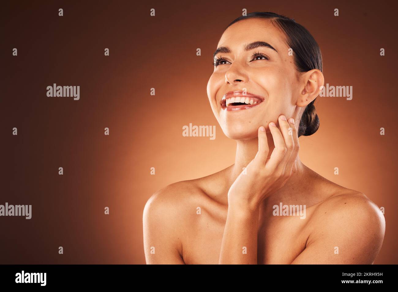 Cura della pelle, bellezza e volto di donna latina con sorriso per il benessere, dermatologia e spa di lusso in studio. Trucco, cosmetici e ragazza con sano Foto Stock