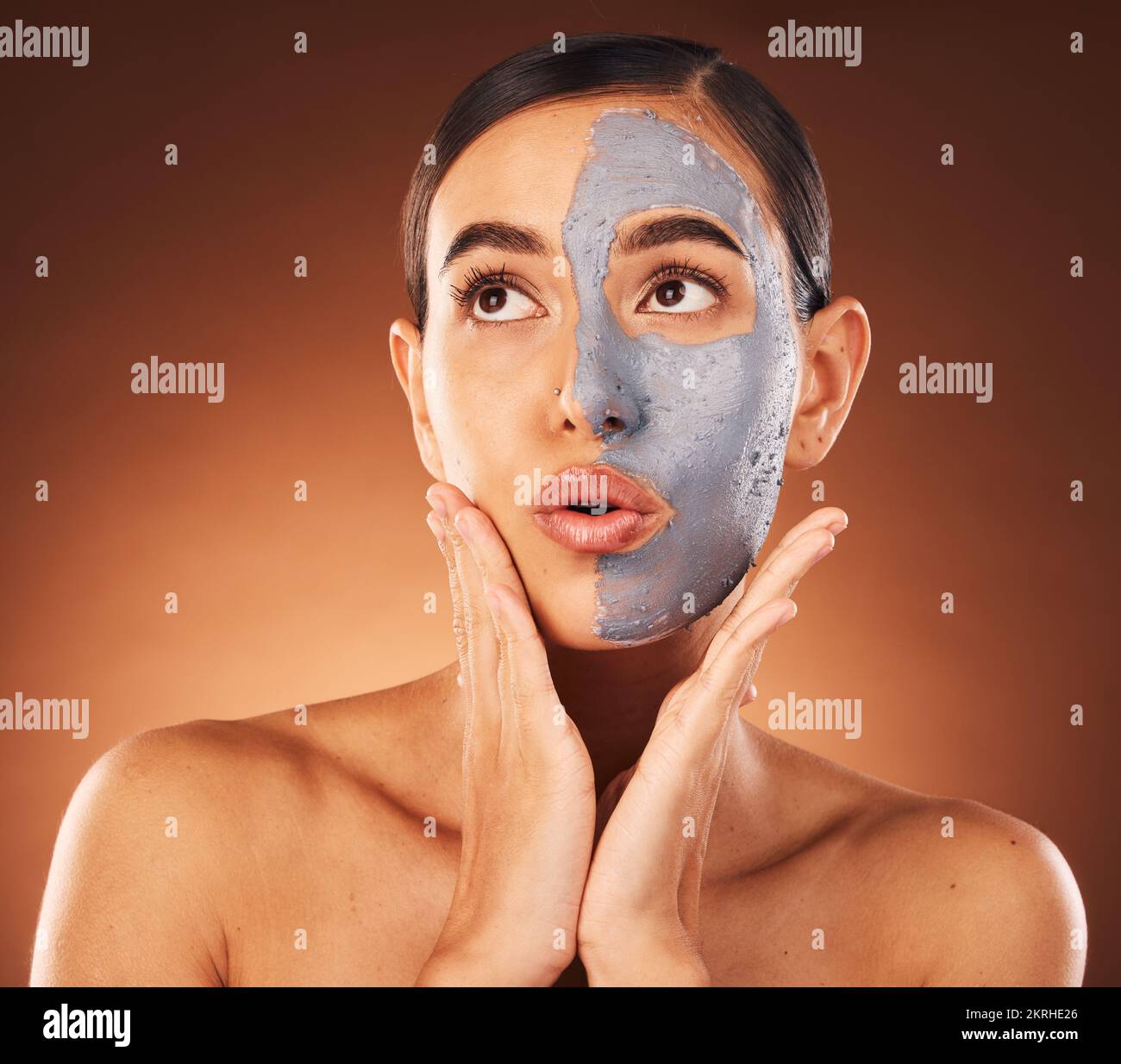 Donna, maschera di argilla e bellezza, viso ed espressione, dermatologia e sfondo studio. Modello pensante, cosmetici a carbone e pelle incandescente Foto Stock