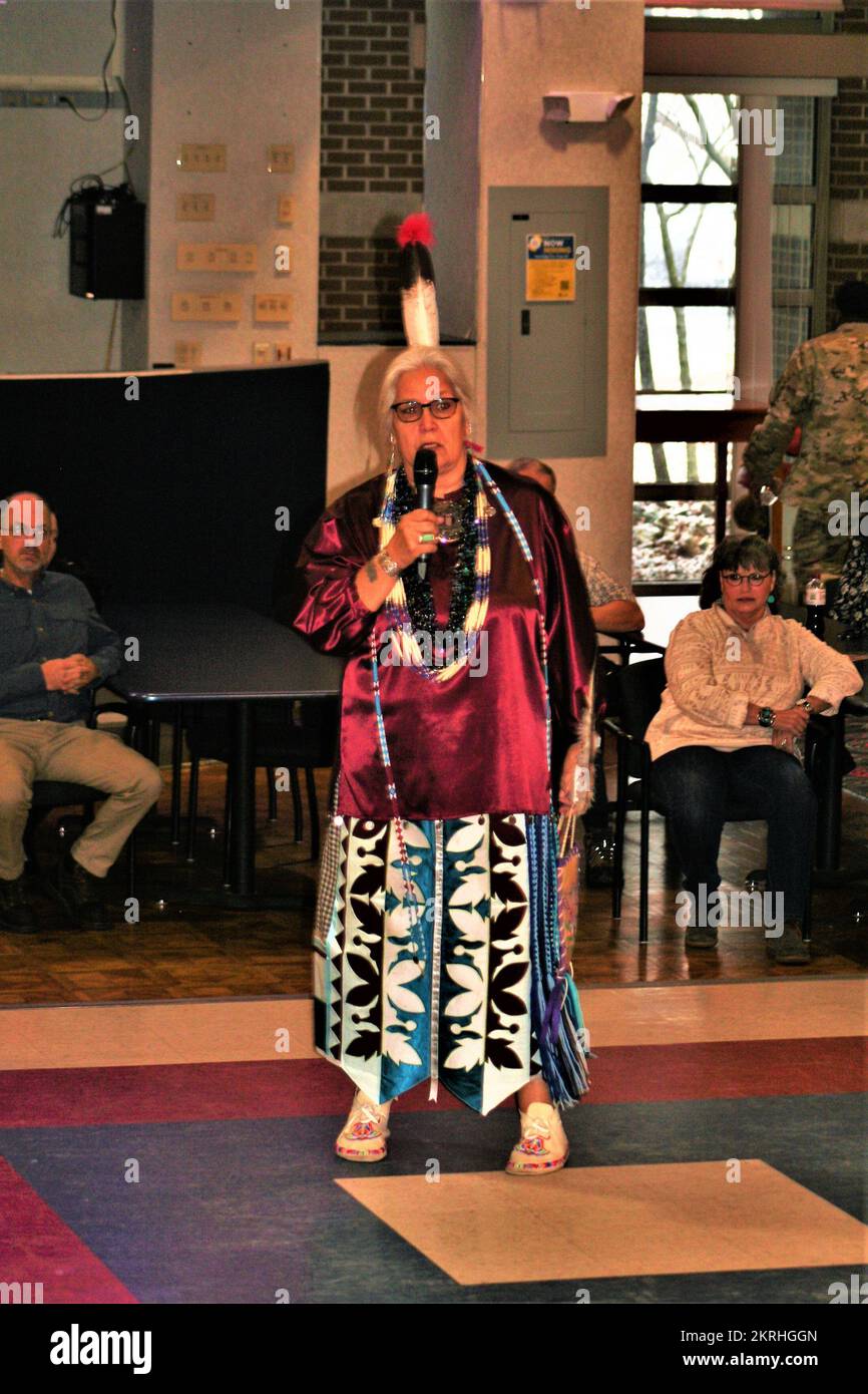 Un membro dei Wisconsin Dells Singers della Nazione ho-Chunk del Wisconsin si esibisce durante il mese dell'osservanza del patrimonio nativo americano di Fort McCoy del 2022 nel McCoy's Community Center a Fort McCoy, Wisconsin. I cantanti hanno suonato musica e balli nativi tradizionali per decine di membri della comunità di Fort McCoy. Novembre è mese del patrimonio degli Indiani d'America, o come è comunemente riferito, indiano americano e mese del patrimonio degli indigeni dell'Alaska. Il mese è il momento di celebrare culture, tradizioni e storie ricche e diverse e di riconoscere gli importanti contributi dei nativi. Foto Stock