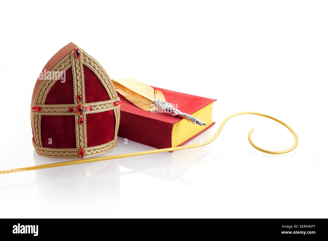 6th dicembre giorno di San Nicola - Sinterklaas. San Nicola miter e libro isolato su bianco. Foto Stock