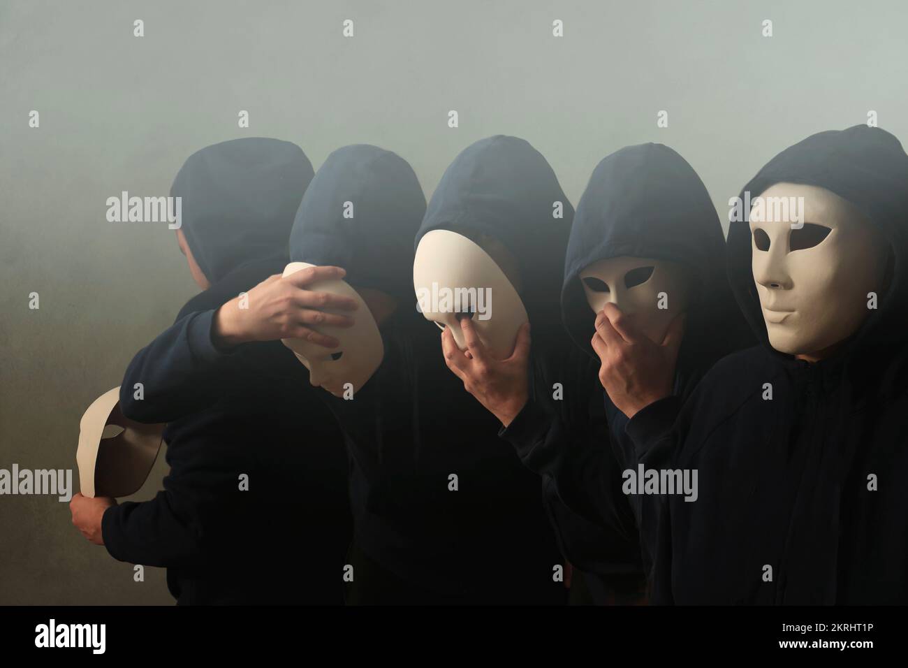 surreale uomo duplicato con maschera, concetto di crisi di identità con varie personalità Foto Stock