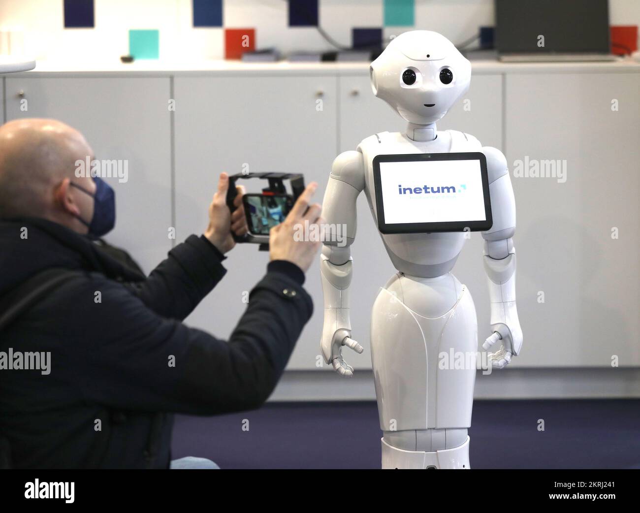 Barcellona, Spagna. 28 febbraio, 2022. Pepper, il robot umanoide di SoftBank Robotics Inetum, saluta i partecipanti al congresso durante il Mobi Foto Stock