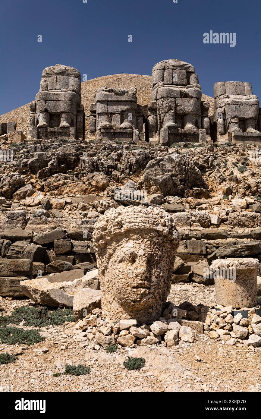 Monte Nemrut, Nemrut Dagi, terrazza est, statua della dea Tyche, regno del Commagene, Kahta, provincia di Adıyaman, Turchia, Asia Foto Stock