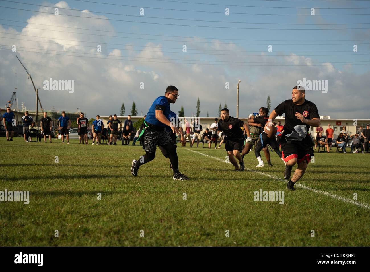 STATI UNITI Marines e marinai con Combat Logistics Regiment 3, 3rd Marine Logistics Group, gareggiano in una competizione di calcio a bandiera su Camp Foster, Okinawa, Giappone, 18 novembre 2022. CLR-3 ha tenuto il torneo di calcio con bandiera “Turkey Bowl” per promuovere lo spirito natalizio e il morale all’interno del reggimento attraverso una competizione amichevole. Foto Stock