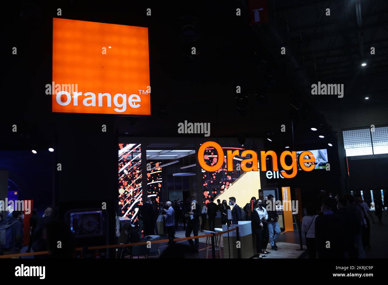 Barcellona, Spagna. 28 febbraio, 2022. Lo stand dell'operatore di rete mobile, Orange, durante il Mobile World Congress (MWC), l'organo annuale della fiera Foto Stock