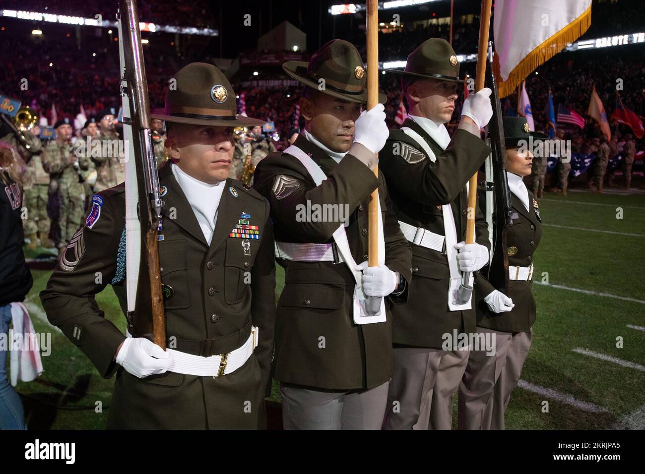 La guardia colorata di Fort Jackson presenta la bandiera degli Stati Uniti durante le attività all'intervallo del saluto della University of South Carolina alla partita di football delle truppe. La guardia colorata rappresentava l'esercito durante il gioco, dove la scuola onorava il membro di servizio di tutti i rami delle forze armate statunitensi. Fort Jackson, Gamecocks, Kelly, NCAA, salute to Service, TRADOC, Foto Stock
