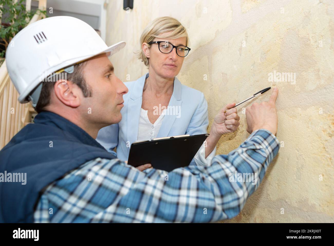 preewoman ispezione lavori di costruzione in calcestruzzo in appartamento Foto Stock